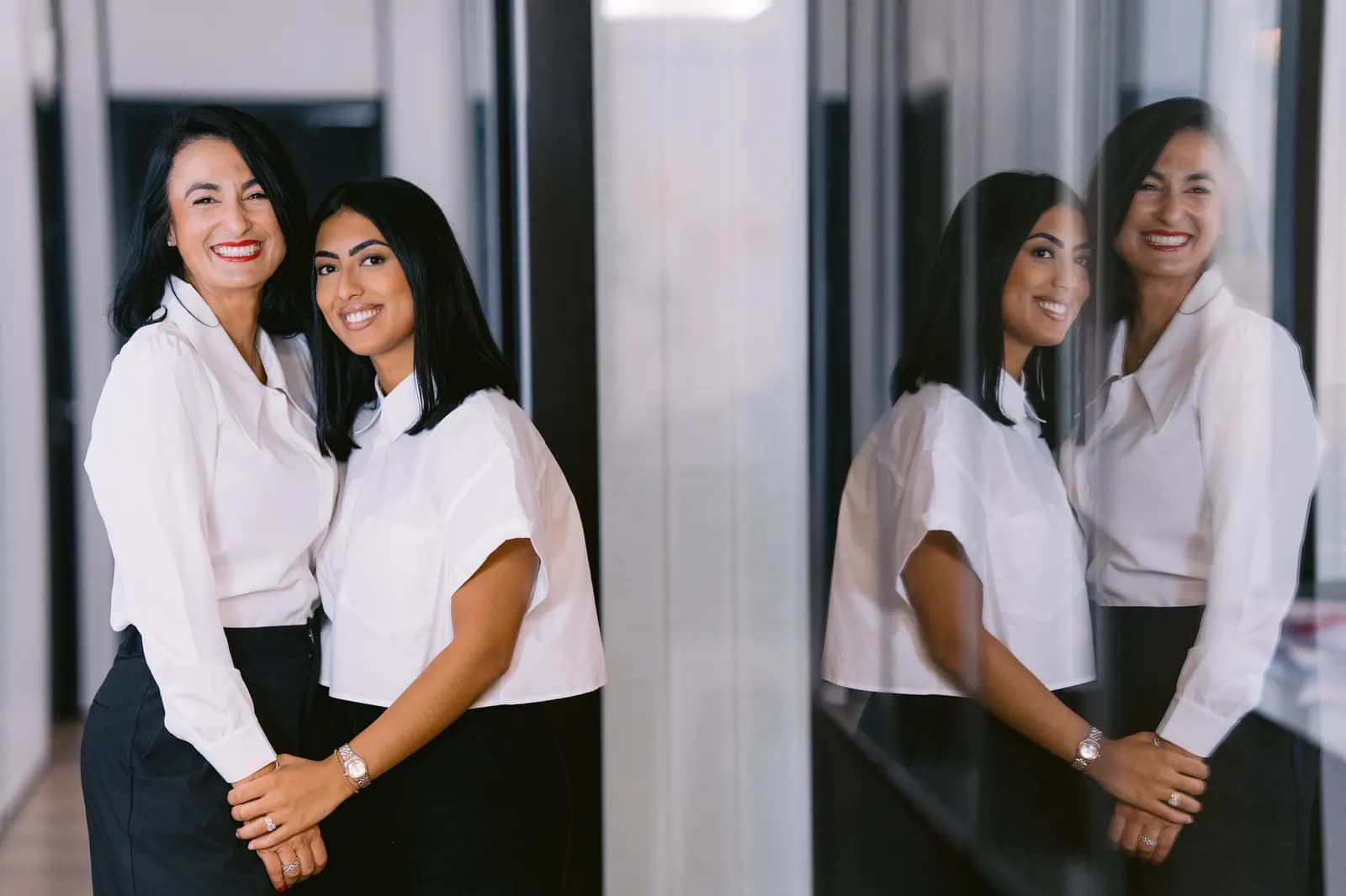 Deux avocates de Praeteom dans un couloir vitré du cabinet.