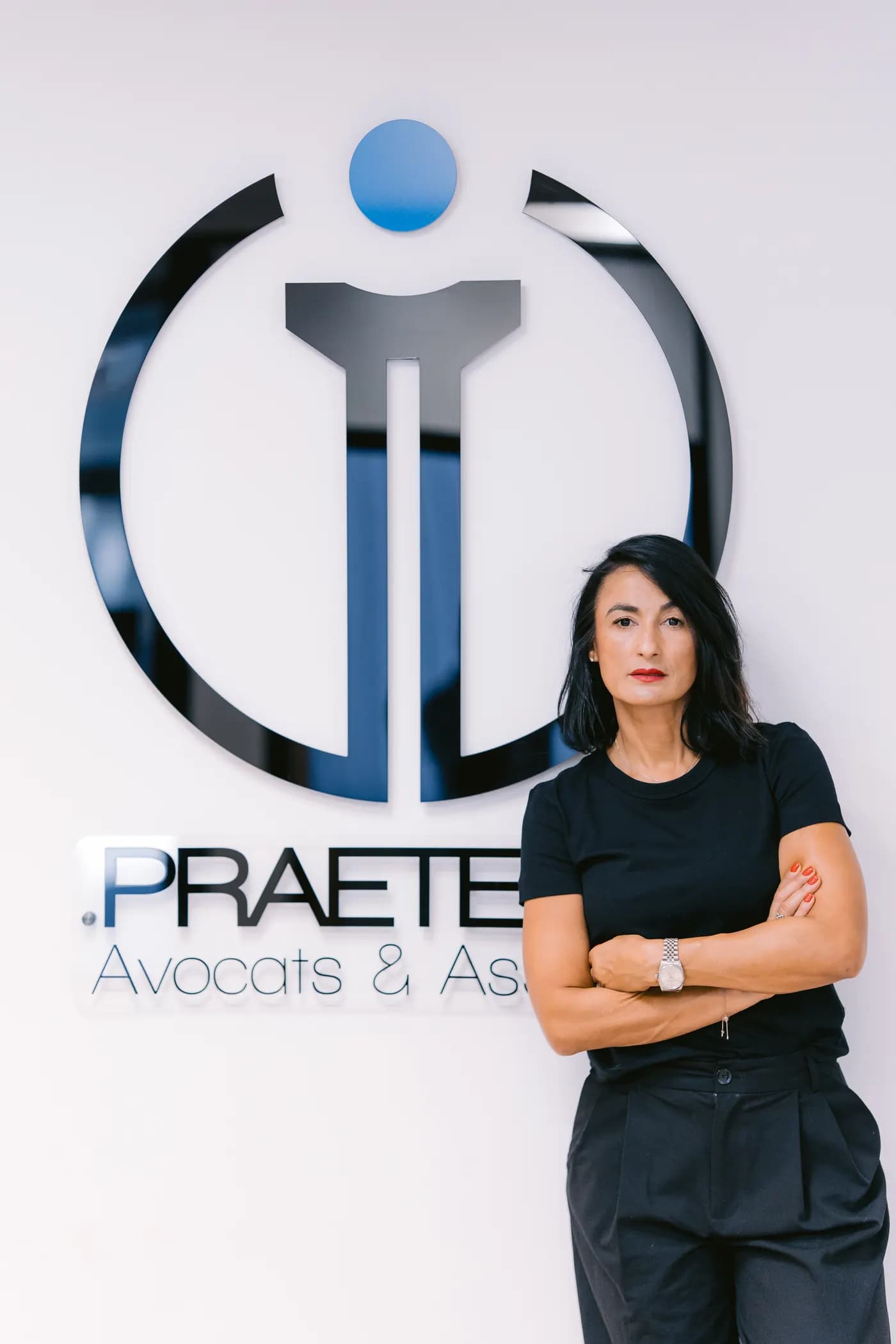 Maître Nadia El Bouroumi devant le logo Praeteom Avocats & Associés.